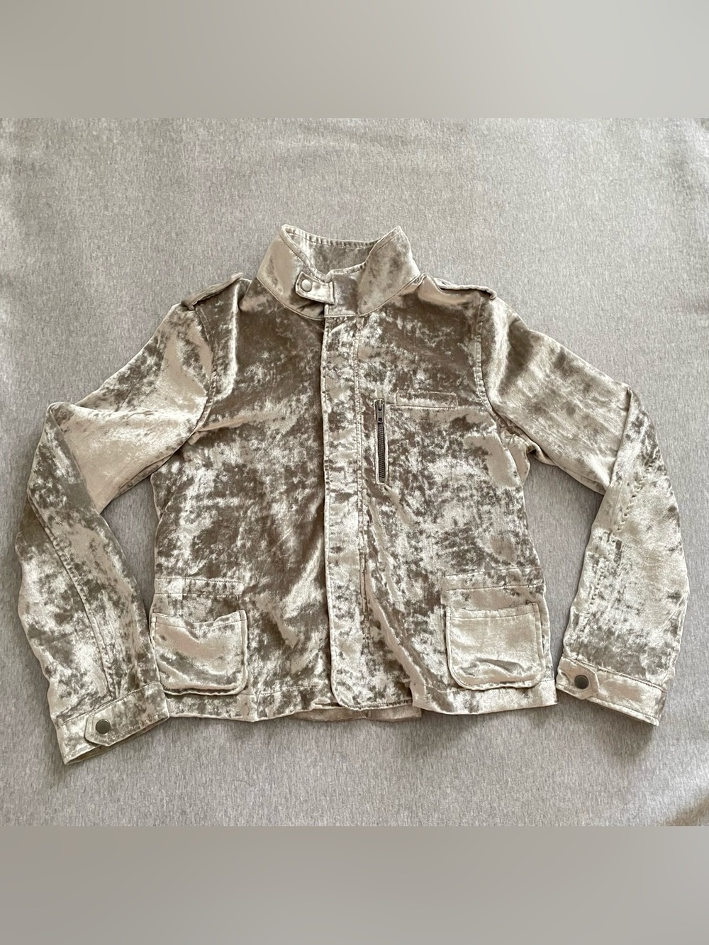 BCBG Women’s Size Medium Silver Vintage Crushed Velvet Max Azria Utility Jacket